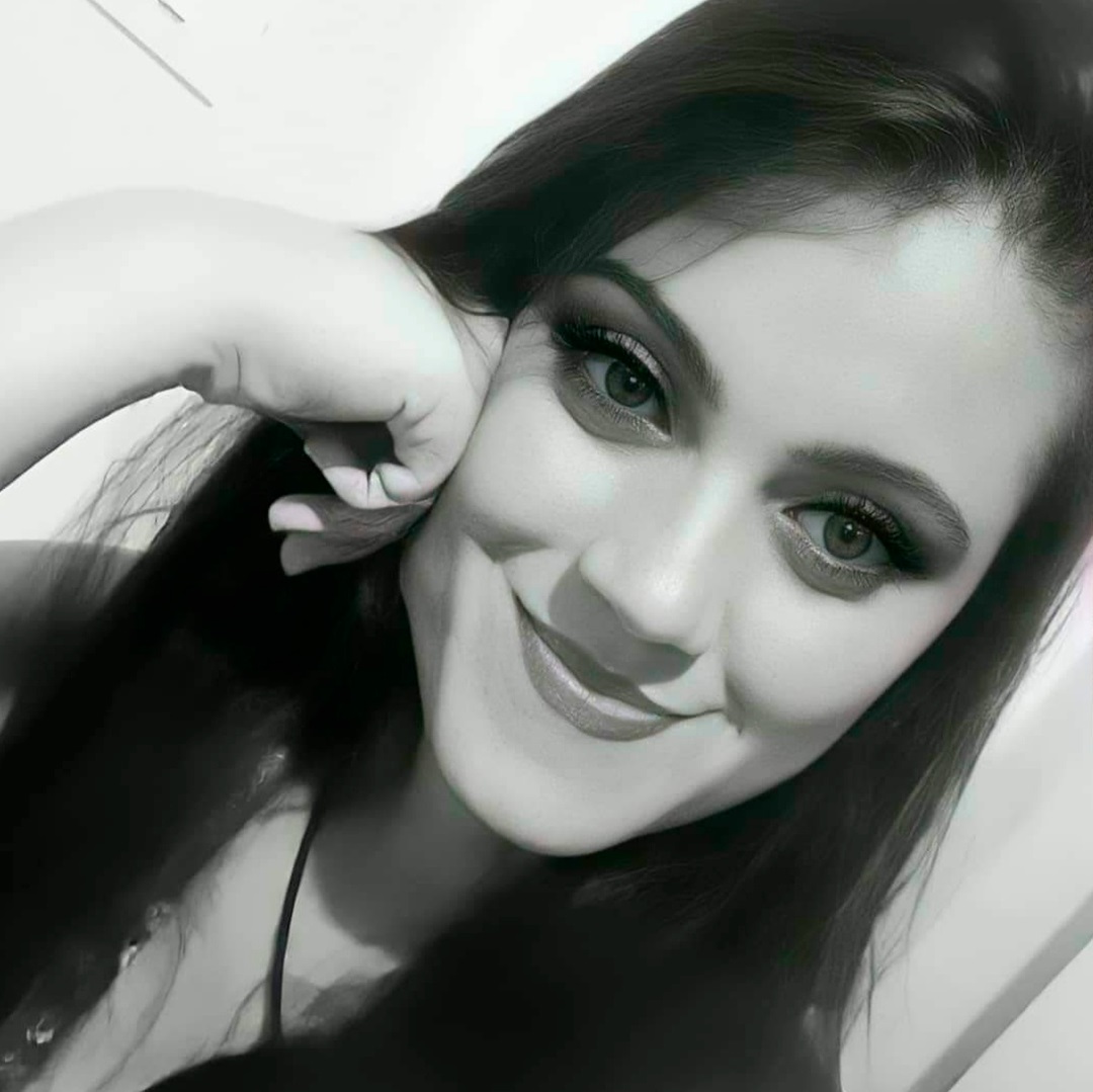 mulher sorrindo morena clara cabelos gastanhos escuros longos e lisos foto preta e branca