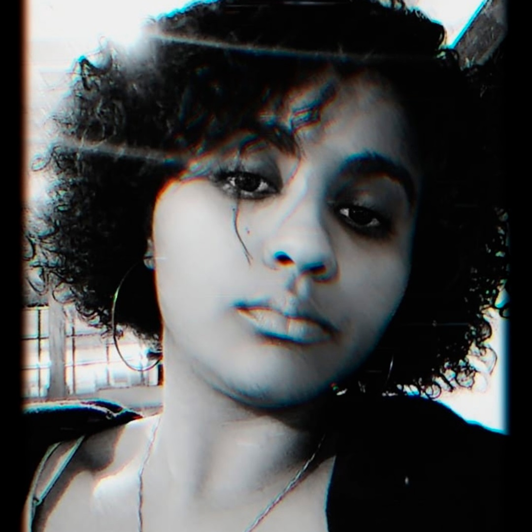 mulher negra cabelo cacheado brincos de argola roupa preta foto de preto e branco