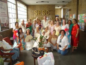 grupo de pessoas vestidos com figurino folclórico