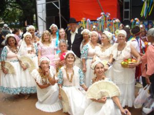 grupo de pessoas vestidos com figurino folclórico