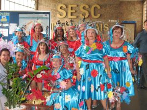 mulheres vestidas de figurino de carnaval vestido flores chapéu
