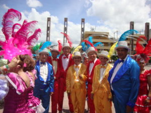 homens de fraque colorido com chapéu e pluma, vestido com fantasia de carnaval