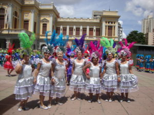 mulheres com vestido pratiado e adereço de cabeça colorido preparadas para o carnaval