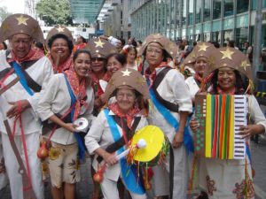grupo de pessoas vestidos de cangaceiros com instrumentos feitos de papel colorido