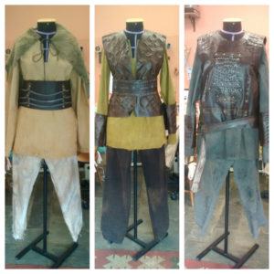 tres manequins masculinos vestidos com figurino estilo vikings