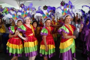 mulheres vestidas de fantasias de carnaval tema frevo blusa saia e adereço na cabeça