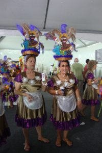 duas mulheres vestidas de fantasia de carnaval vestido e adereço e cabeça