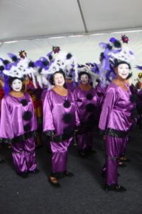 quatro mulheres vestidas de fantasias de carnaval tema pierrôt cores lilás branco e preto
