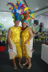 casal homem e mulher se abraçando vestidos de fantasia de carnaval amarela branca e outras cores