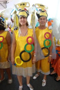 homem em mulher vestidos de fantasia de carnaval tema olimpiadas