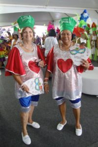 duas mulheres com fantasia de carnaval prattiado vermelho e azul