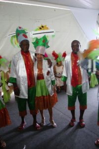 dois homens e uma mulher vestidos de fantasia de carnaval