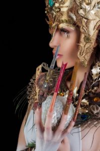 adereço de cabeça e nail art mulher com adereço de cabeça dourado e unhas acrílicas enormes