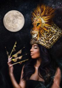 adereço de cabeça e nail art mulhar com adereço de cabeça coroa com imagem de leao unhas acrílicas gigantes fundo ceu a noite e lua cheia