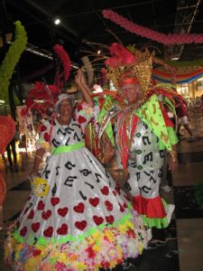 homem e mulher vestidos de fantasia de carnaval mestre sala e porta bandeira