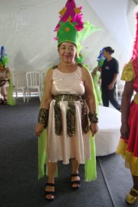 mulher vestida com fantasia de carnaval tema soldado romano