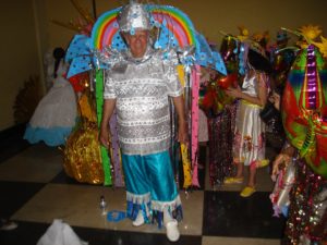 homem vestido com fantasia de carnaval tema arco iris