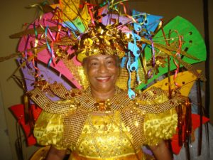 mulher vestida de fantasia de carnaval dourada com costeito colorido
